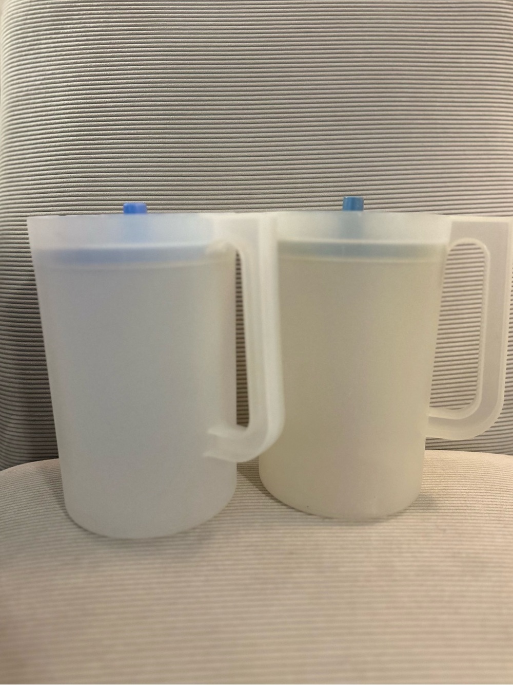 Set of 2 - vintage Tupperware push-button pitchers - Picture 2 of 8